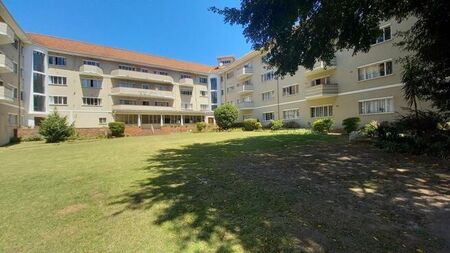 1 Bedroom bachelor apartment to rent in Rondebosch, Cape Town