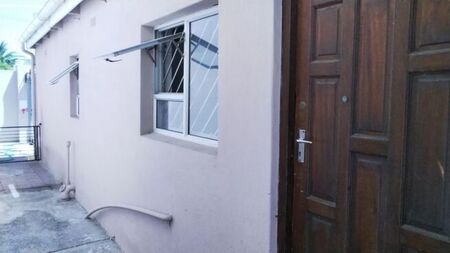 1 Bedroom bachelor flat to rent in Athlone, Cape Town