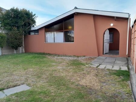 4 Bedroom house to rent in Grassy Park, Cape Town