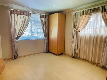 2 Bedroom house to rent in Lansdowne, Cape Town