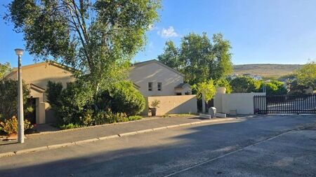 3 Bedroom duplex townhouse - sectional to rent in Oude Westhof, Bellville