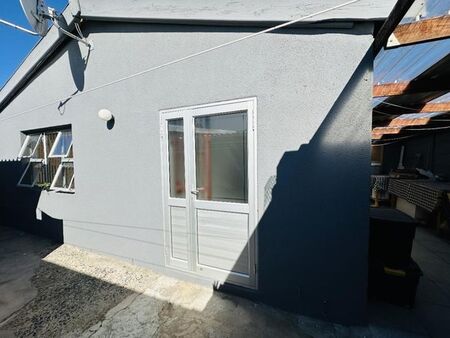 1 Bedroom cottage to rent in Bridgetown, Cape Town