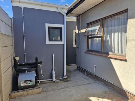 1 Bedroom bachelor flat to rent in Peerless Park North, Kraaifontein