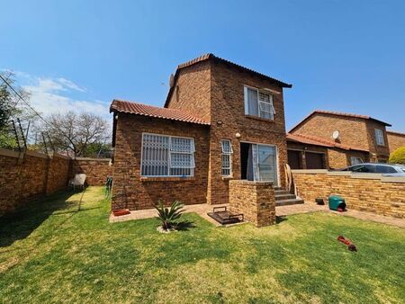 3 Bedroom townhouse - sectional to rent in Wilgeheuwel, Roodepoort