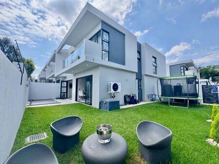 3 Bedroom duplex townhouse - sectional to rent in Bryanston, Sandton