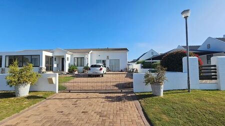 1 Bedroom bachelor to rent in Country Club, Langebaan