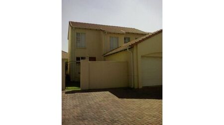 3 Bedroom duplex townhouse - sectional to rent in Gallo Manor, Sandton