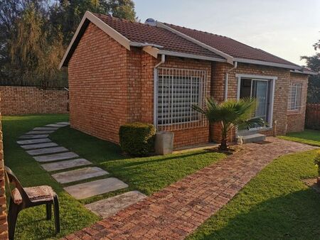 3 Bedroom townhouse - sectional rented in Wilgeheuwel, Roodepoort