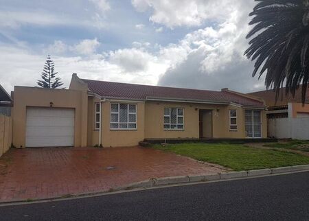 3 Bedroom house rented in Retreat, Cape Town