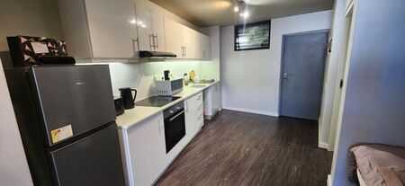 Bachelor Apartment to rent in Observatory, Cape Town