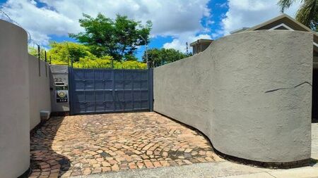 1 Bedroom cottage to rent in Parktown North, Johannesburg