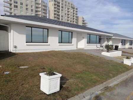 4 Bedroom house to rent in Bloubergstrand