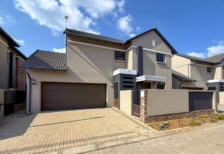 3 Bedroom townhouse - freehold to rent in Baillie Park, Potchefstroom