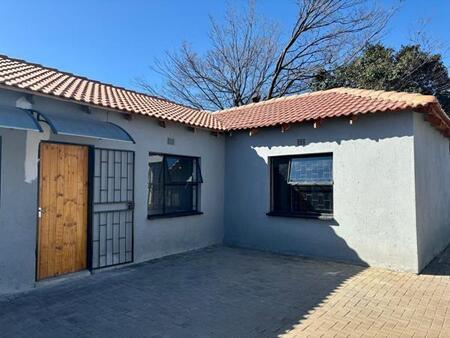 2 Bedroom Flat in Van Riebeeck Park