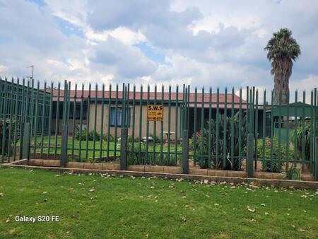 4 Bedroom House in Estera