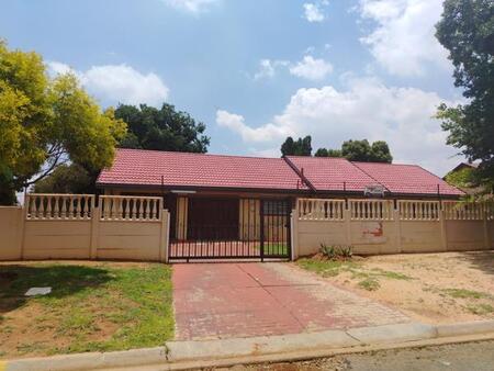 3 Bedroom House in Klippoortje