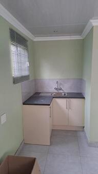 Bachelor apartment in Crystal Park
