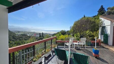 1 Bedroom bachelor apartment to rent in Bowtie, Plettenberg Bay