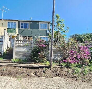 3 Bedroom duplex townhouse - freehold to rent in Clayfield, Phoenix