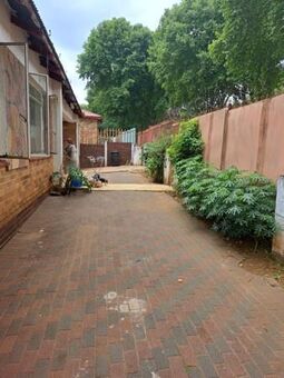 2 Bedroom House in Bezuidenhout Valley