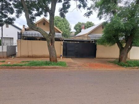 2 Bedroom House in Bezuidenhout Valley