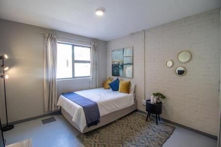 Bachelor apartment in City & Suburban (Maboneng)