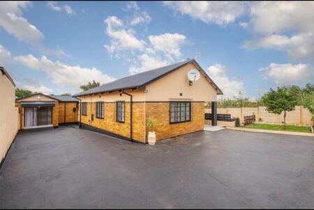 6 Bedroom House in Crosby