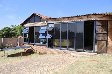 3 Bedroom House in Mondeor