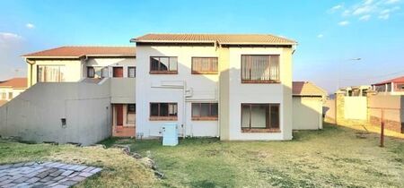 2 Bedroom Apartment in Mondeor