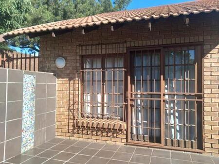 Bachelor apartment in Douglasdale