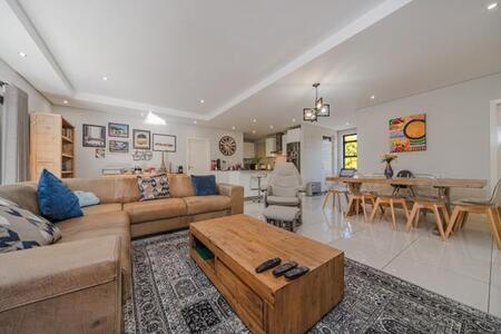 2 Bedroom Apartment in Rosebank