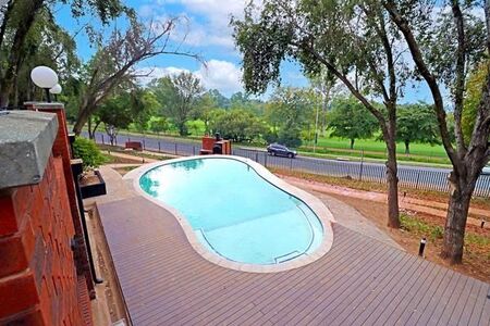 Bachelor apartment in Illovo