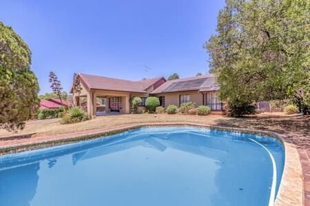 4 Bedroom House in Douglasdale