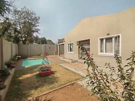 4 Bedroom Cluster in Douglasdale