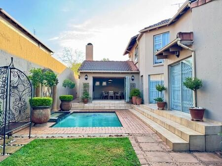 4 Bedroom House in Douglasdale