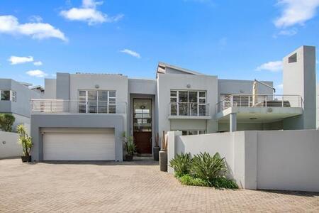 4 Bedroom House in Bryanston