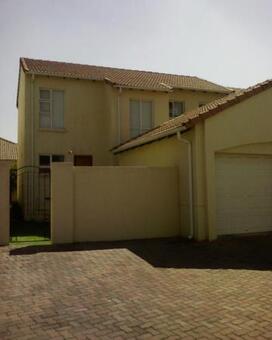 3 Bedroom Duplex in Gallo Manor