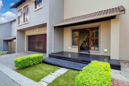 3 Bedroom House in Dainfern