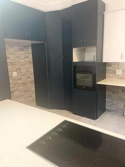 3 Bedroom Flat in Queenswood