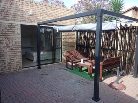 1 Bedroom House in Maroeladal