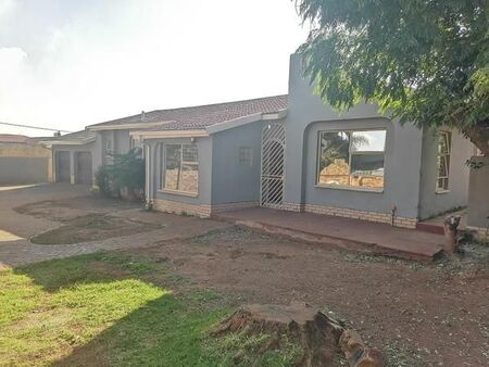 3 Bedroom House in Zakariyya Park