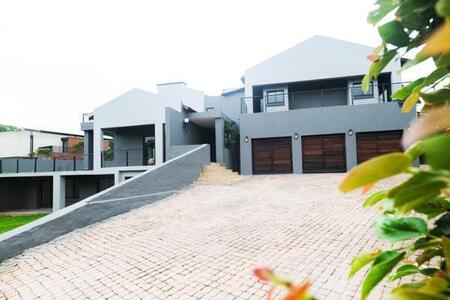 6 Bedroom House in Lynnwood