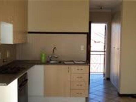 Bachelor apartment in Karenpark