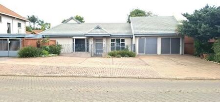 4 Bedroom House in Silver Lakes Golf Estate