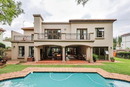 5 Bedroom House in Silver Lakes Golf Estate