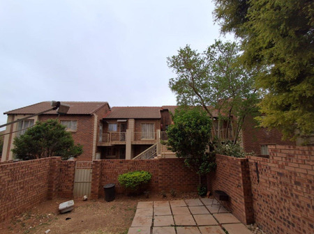2 Bedroom Townhouse in Mooikloof Ridge