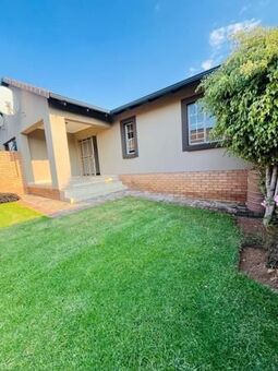 2 Bedroom Simplex in Mooikloof Ridge