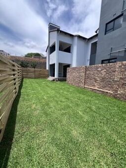 2 Bedroom Apartment in Ruimsig Country Estate