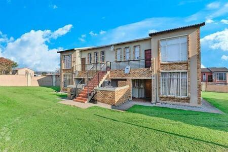 2 Bedroom Apartment in Wilgeheuwel