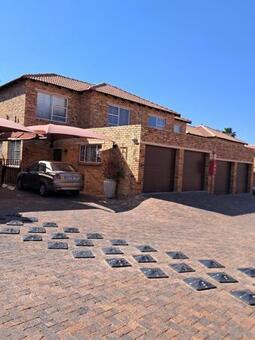 3 Bedroom Duplex in Weltevreden Park